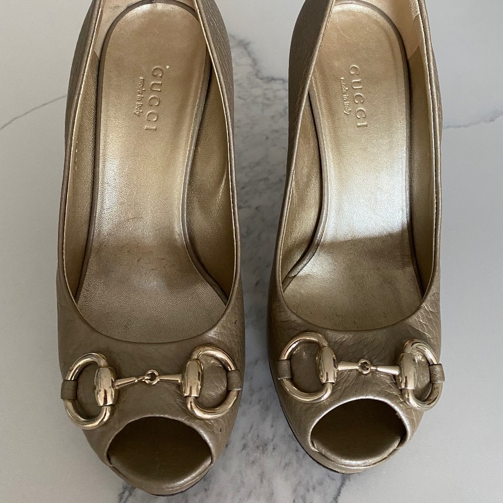 Gucci high heel open toe pump, golden color and size 5